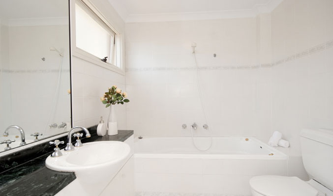 http://www.penningsbathrooms.com.au/images/galleryimg/white-bathroom.jpg